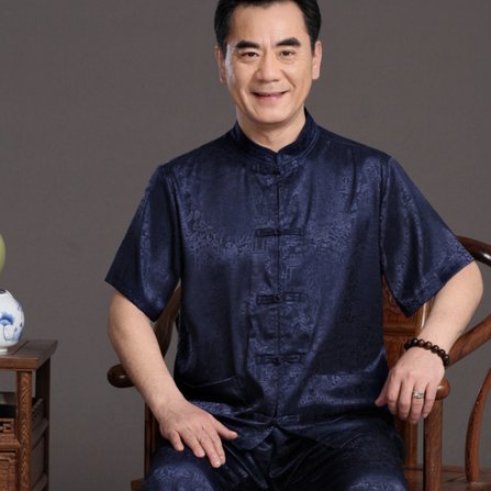 得物套装：身份密码的消费叙事