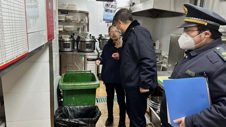 城管逮住倒垃圾的怎么处理